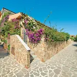 5 Beds With Fenced Garden In Just 300 Mt From The 아파트