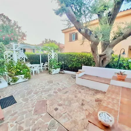5 Beds With Fenced Garden In Just 300 Mt From The * Marinella
