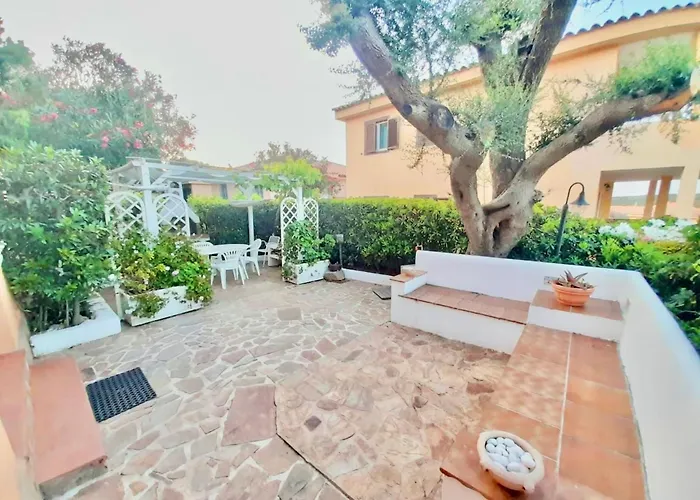 5 Beds With Fenced Garden In Just 300 Mt From The * Marinella